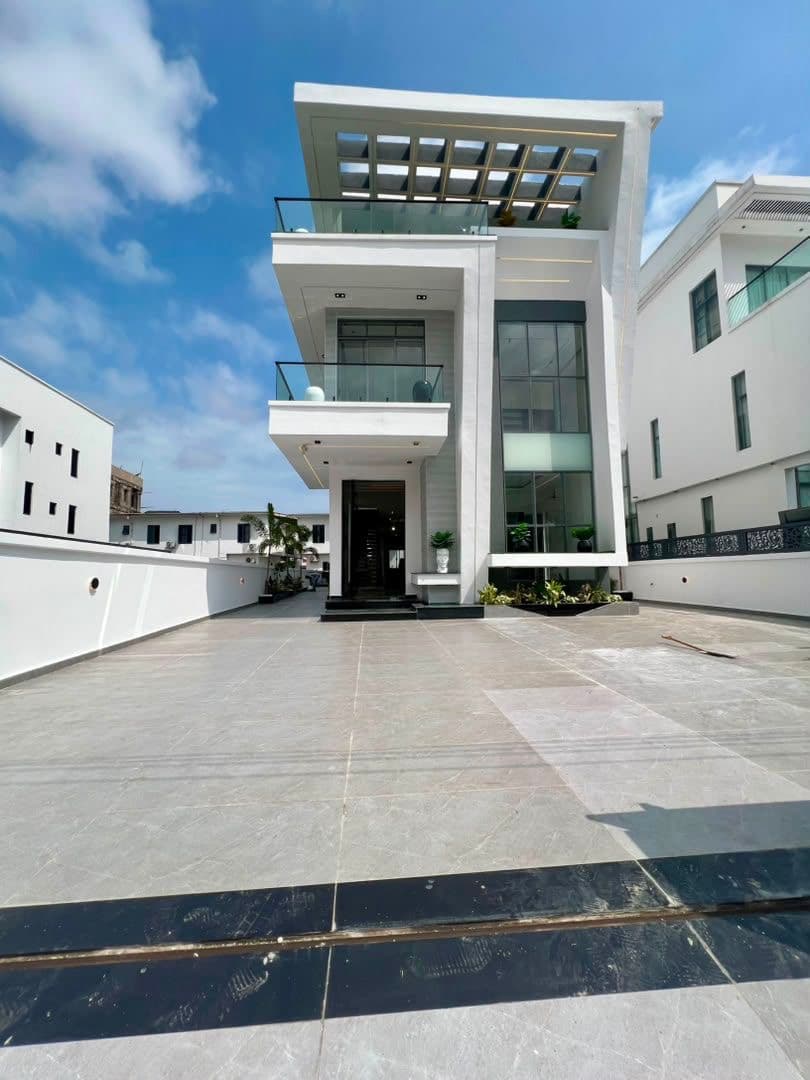 THE CONTEMPORARY RESIDENCE. 5 BEDROOM LUXURY HOME