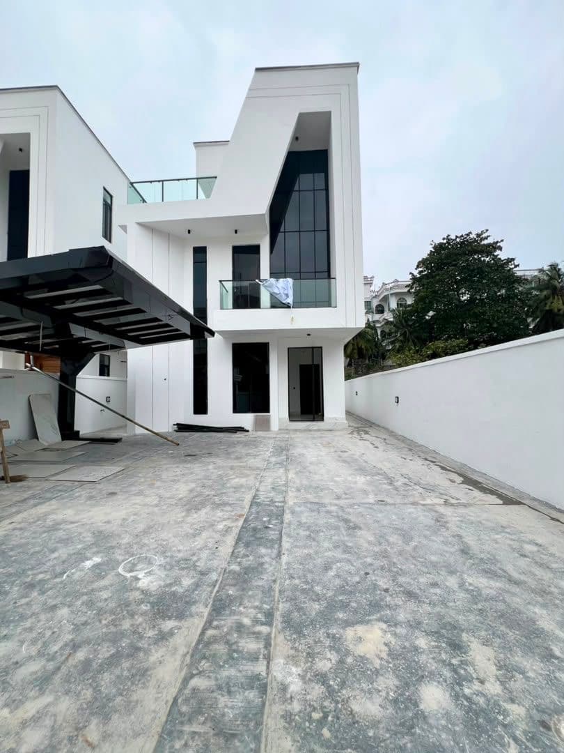 5- BEDROOM DETACHED HOME WITH POOL & CINEMA