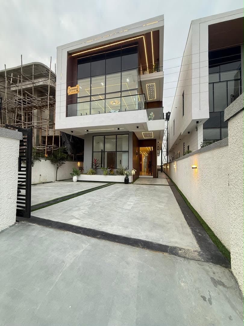 5-BED SEMI_DETACHED DUPLEX WITH POOL